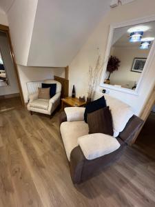 Posezení v ubytování New city flat, 3 x double bed en-suite bedrooms, private kitchen & lounge, free private parking & own workspaces