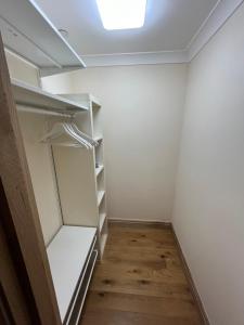 Fotografie z fotogalerie ubytování New city flat, 3 x double bed en-suite bedrooms, private kitchen & lounge, free private parking & own workspaces v destinaci Exeter