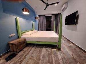 1 dormitorio con 1 cama verde y TV en Marino Mirissa en Mirissa