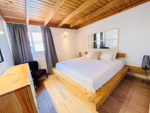 a bedroom with a large white bed in a room at Paraíso Bayahibe in Bayahibe