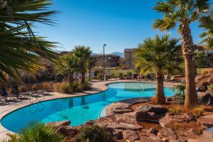 una piscina con palmeras en un complejo en 3| Grand View Estate in St George with Views and Lawn, en Santa Clara