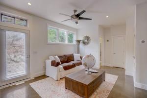 un soggiorno con un divano e un tavolo di Lake Travis Overlook ad Austin