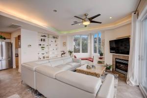 un soggiorno con un divano bianco e un camino di Lake Travis Overlook ad Austin Altre 37 foto