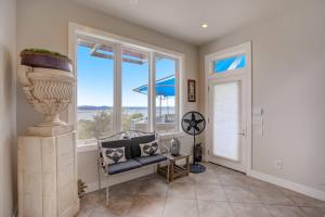 un soggiorno con sedia e una grande finestra di Lake Travis Overlook ad Austin