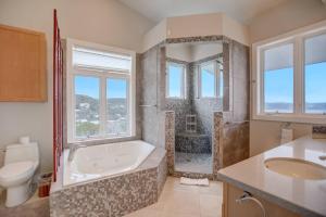 un bagno con vasca, WC e lavandino di Lake Travis Overlook ad Austin
