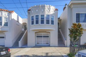 een wit huis met een trap daarheen bij San Francisco Apartment about 5 Mi to Downtown! in San Francisco