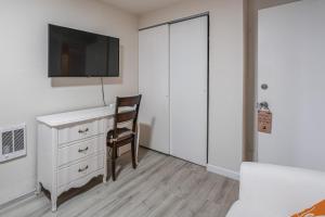 a bedroom with a dresser and a tv on a wall at San Francisco Apartment about 5 Mi to Downtown! in San Francisco