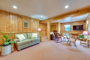 un soggiorno con divano e tavolo di Vacation Rental Home about 2 Mi to Windham Mountain! a Windham