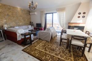 1 dormitorio con 1 cama y 1 habitación con chimenea en Κατοικία Αυγερινού en Amfiklia
