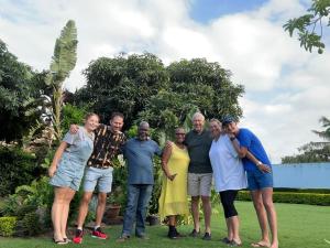 een groep mensen die poseren voor een foto bij AEROPARK RESIDENCIAL2 in Maputo