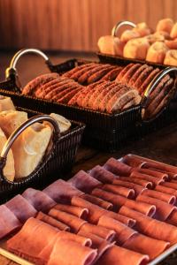 een stel hotdogs in manden op een tafel bij Lonier Villa Inn Economic in Abraão