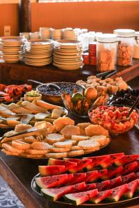 ein Buffet mit vielen verschiedenen Speisen auf dem Tisch in der Unterkunft Lonier Villa Inn Economic in Abraão