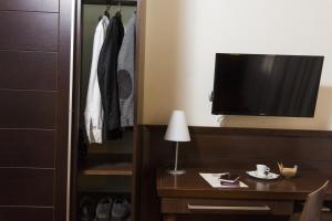 A television and/or entertainment centre at Country Hotel Castelbarco