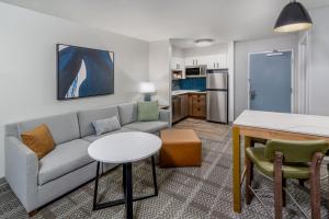 sala de estar con sofá y mesa en Staybridge Suites Denver - Cherry Creek, an IHG Hotel, en Denver