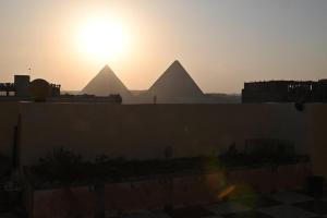 Jessy`s Hotel في القاهرة: اطلاله على اهرامات الجيزه وقت الغروب