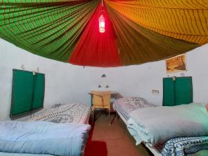 מיטה או מיטות בחדר ב-Sarai Rohida