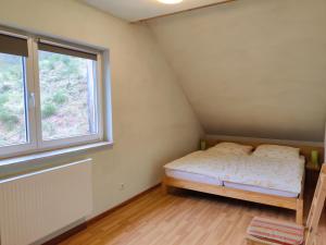 um pequeno quarto com uma cama e uma janela em Ferienhaus Route 5 em Elmstein