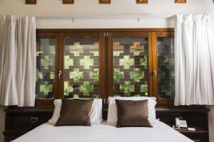 A bed or beds in a room at Country Hotel Castelbarco