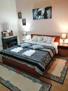 - une chambre avec un grand lit et des oreillers dans l'établissement Villa Paradisos, à Likóstomon