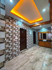 um quarto com piso em pedra e um tecto com azulejos em Wonderful Homestay em Kasauli