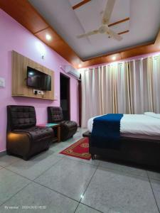 - une chambre avec 2 lits et une télévision à écran plat dans l'établissement Wonderful Homestay, à Kasauli