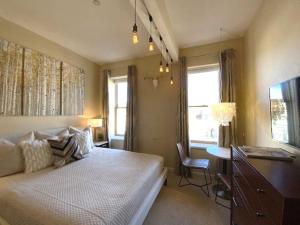 Independence Square 304, Stylish Hotel Room with Downtown Views & Great Location客房内的一张或多张床位
