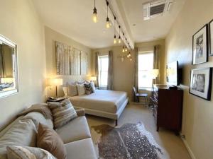 阿斯潘Independence Square 304, Stylish Hotel Room with Downtown Views & Great Location的带床和沙发的客厅