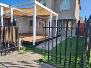 Casa con porche y terraza de madera. en Casa Puertas del mar, en La Serena