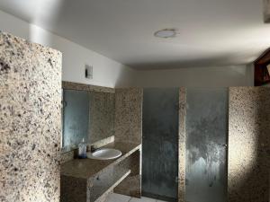W łazience znajduje się umywalka i lustro. w obiekcie Ecco Village - Serrambi w mieście Porto de Galinhas
