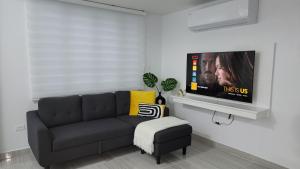 TV a/nebo společenská místnost v ubytování The Yellow Spot