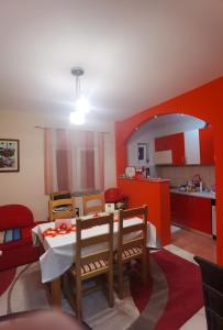 Η κουζίνα ή μικρή κουζίνα στο APARTMAN ČAROLIJA TREBINJE