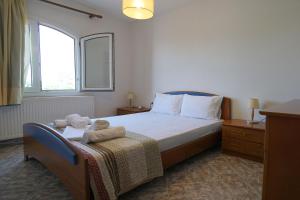 una camera da letto con un letto e asciugamani di Seaside House a Ávdhira
