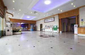 済州市にあるJeju Royal Hotelの大きなタイルフロアの広い客室です。