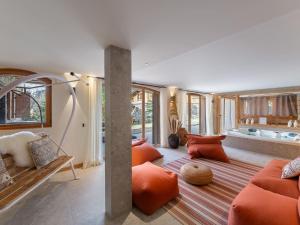 sala de estar con almohadas de color naranja y bañera en Chalet Méribel, 7 pièces, 12 personnes - FR-1-566-62 en Les Allues