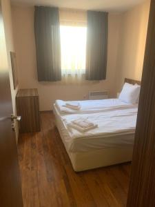 um quarto com 2 camas e uma janela em Lorena’s Apartment Bansko,near Gondola em Bansko