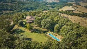 una vista aérea de una finca con piscina en Podere San Bernardino, en San Casciano dei Bagni