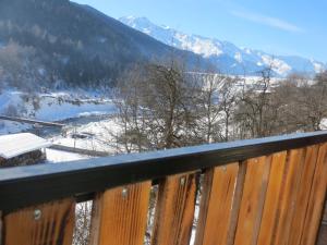 balcón con vistas a una montaña nevada en Apartament Bacha & Lia, en Mestia