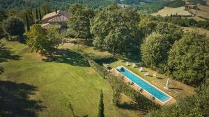 una vista aérea de una piscina en un jardín en Podere San Bernardino, en San Casciano dei Bagni