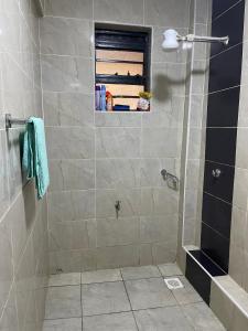 La salle de bains est pourvue d'une douche et d'une fenêtre. dans l'établissement Ella Homes, à Thika