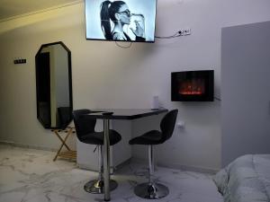 Televízia a/alebo spoločenská miestnosť v ubytovaní Studio LUX