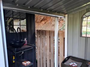 Grillfaciliteterne i luksusteltet som gæsterne kan bruge