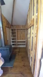 korytarz w domu z drewnianymi ścianami w obiekcie Cabañas tunquelen w mieście Osorno