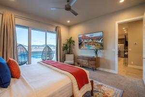 Un dormitorio con una cama y una ventana grande. en 64| Pool Oasis at Ocotillo Springs with Private Pool, en Santa Clara 63 fotos más