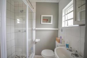 e bagno con doccia, servizi igienici e lavandino. di 30 on Oatlands Road a Grahamstown