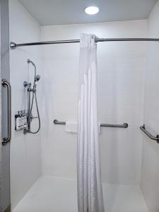 y baño con ducha y cortina de ducha. en Holiday Inn Express Enid-Highway 412, an IHG Hotel, en Enid