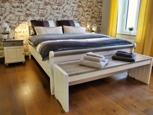 um quarto com uma cama grande e toalhas em Villa Wilhelmina em Hemmoor
