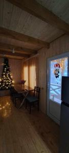 TV a/nebo společenská místnost v ubytování Wooden House Kopiti