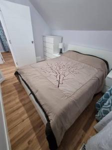 Un dormitorio con una cama con un árbol. en St B. Living, en Winnipeg