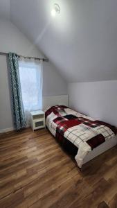 1 dormitorio con cama y ventana en St B. Living, en Winnipeg