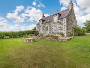 an old stone house with a large yard at 4 Bed in Huntly 88855 in Inverurie